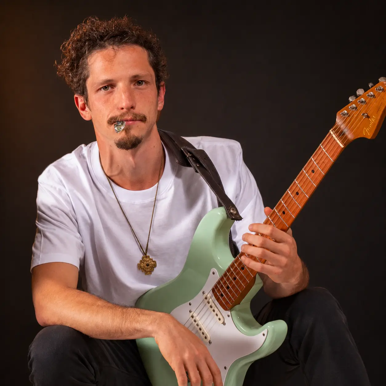 Luiz Criasom com guitarra